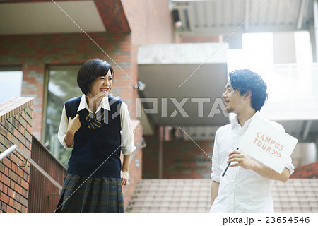 学校見学に来た女子学生と、案内をする男子学生 23654546
