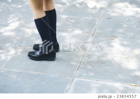 女子学生の足元 女子学生の足元 23654557