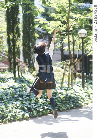 学校見学に来た女子学生 23654559