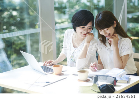カフェを利用する女子学生 23654561