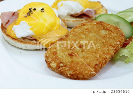 Fried shrimp cake.Minced  flour, in oil. 23654616
