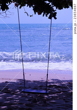 Swing on the Beach（ビーチにあるブランコ） 23654697