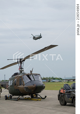 UH-1Jと2トン牽引車(後方上空にCH-47J) UH-1Jと2トン牽引車(後方上空にCH-47J) 23654964
