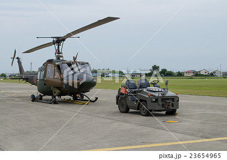 2トン牽引車によるUH-1Jヘリの牽引シーン 23654965