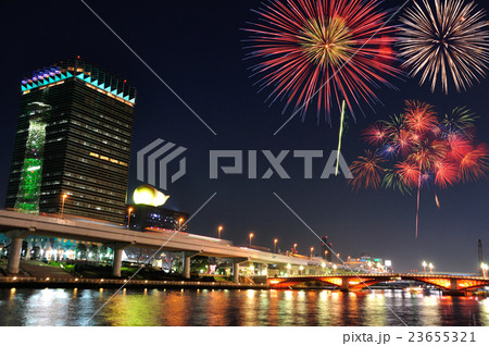 花火とビルに写り込んだスカイツリー 23655321
