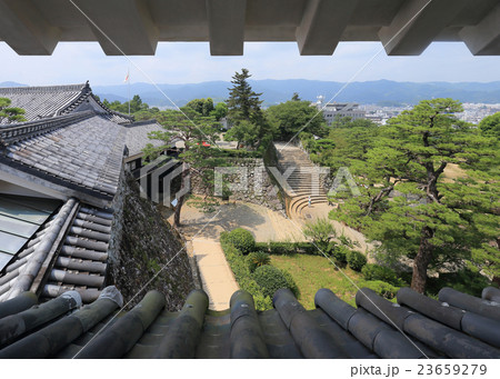 高知城天守から詰門、二ノ丸、三ノ丸を見る 23659279