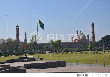 パキスタン　ラホール　公園から見たラホールフォートとバードシャーヒーモスク 23659864