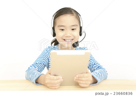タブレットとヘッドセットを使い会話する女の子 23660836