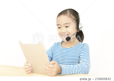 タブレットとヘッドセットを使い会話する女の子 23660842