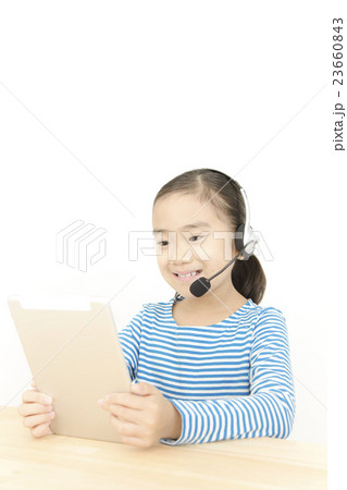 タブレットとヘッドセットを使い会話する女の子 タブレットとヘッドセットを使い会話する女の子 23660843