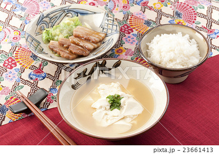 ゆし豆腐と三枚肉の煮付けとご飯 ゆし豆腐と三枚肉の煮付けとご飯 23661413