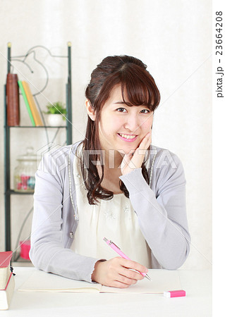 検定試験の勉強をする女の子 23664208