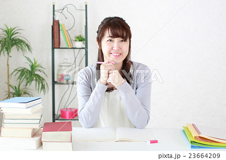 検定試験の勉強をする女の子 検定試験の勉強をする女の子 23664209