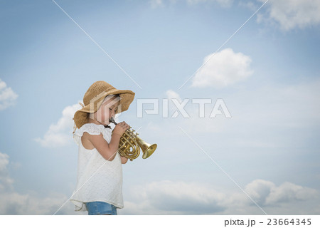 トランペットを吹く女の子の写真素材