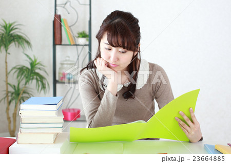 検定試験の勉強をする女の子 検定試験の勉強をする女の子 23664885