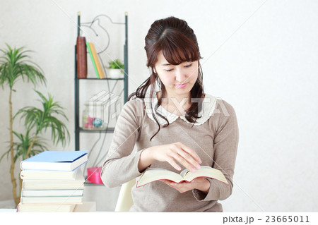 検定試験の勉強をする女の子 23665011