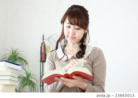 検定試験の勉強をする女の子 検定試験の勉強をする女の子 23665013