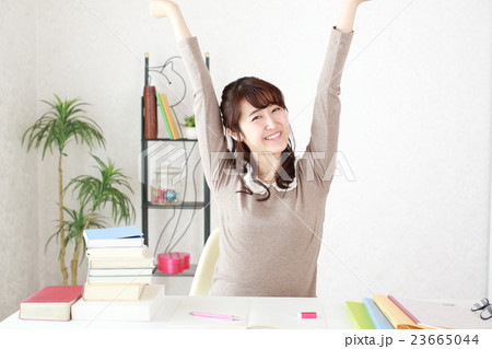 検定試験に合格して万歳をする女の子 検定試験に合格して万歳をする女の子 23665044