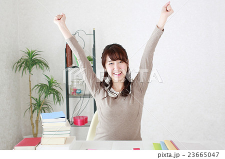 検定試験に合格して万歳をする女の子 検定試験に合格して万歳をする女の子 23665047