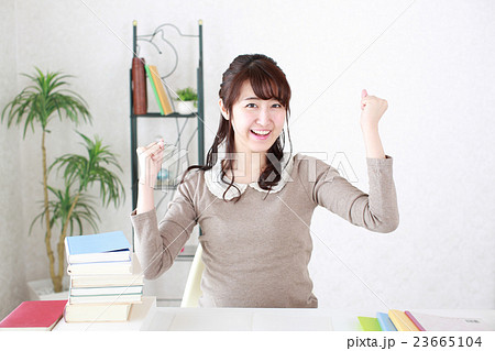検定試験に合格してガッツポーズをする女の子 検定試験に合格してガッツポーズをする女の子 23665104