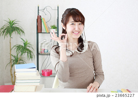 検定試験に合格してOKをする女の子 検定試験に合格してOKをする女の子 23665227