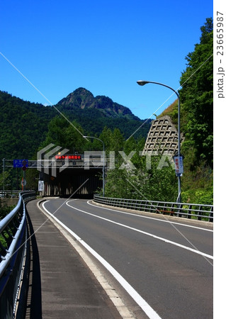 夏の定山渓天狗岳と定山渓レイクライン 23665987