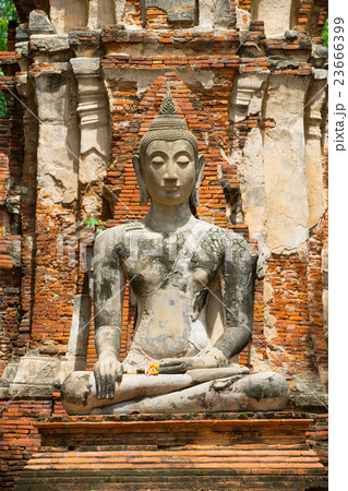 Buddha status's head from Ayutthaya ruin, Thailandの写真素材