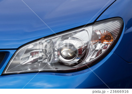 青いクルマのヘッドライト Headlight of the bluish car 青いクルマのヘッドライト Headlight of the bluish car 23666916