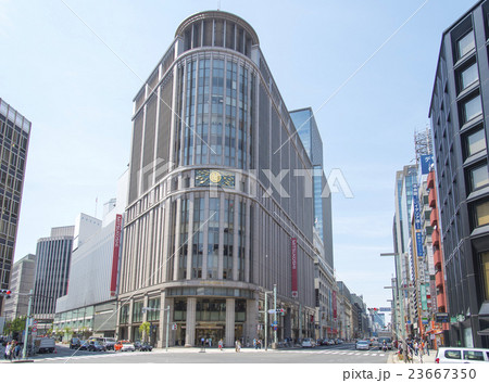 日本橋室町の中央通りとオフィスビル群(東京都中央区) 日本橋室町の中央通りとオフィスビル群(東京都中央区) 23667350