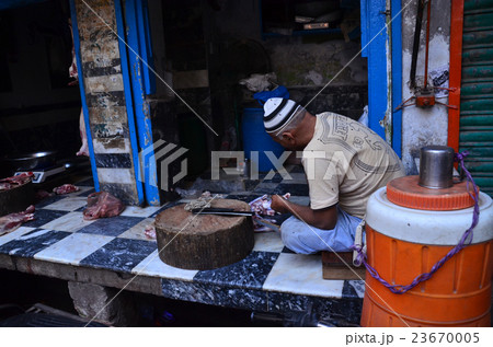 パキスタン　ラホール旧市街　肉屋で働くイスラム教徒の男性　 23670005