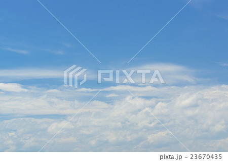 青空と白い雲 23670435