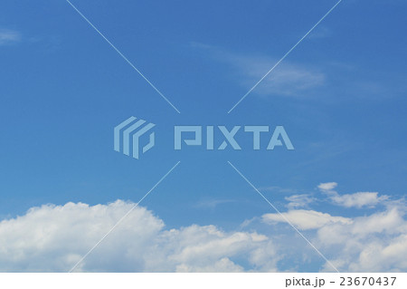 青空と白い雲 23670437
