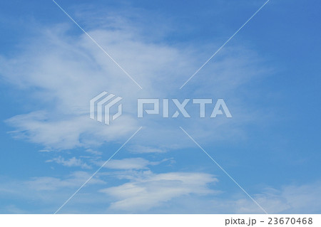 青空と白い雲 23670468