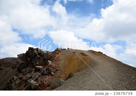 吾妻小富士の火口道 23670739
