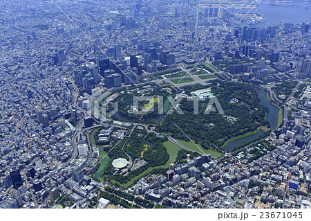 皇居上空全景／空撮、都会の風景の写真素材 [23671045] - PIXTA
