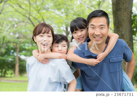 笑顔の4人家族 笑顔の4人家族 23671731