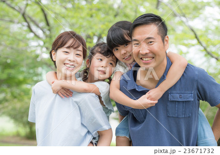 笑顔の4人家族 笑顔の4人家族 23671732
