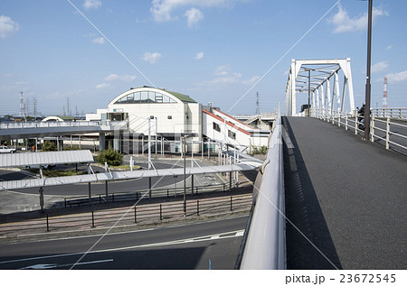 武蔵野線新三郷駅西口の架線橋 23672545
