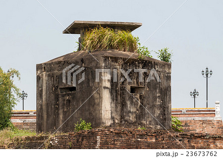 ベトナムのフエの阮朝王宮の城壁に残るベトナム戦争時に使われたトーチカ 23673762