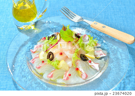 イタリアン料理、真鯛と帆立貝柱のカルパッチョ。(冷製前菜) イタリアン料理、真鯛と帆立貝柱のカルパッチョ。(冷製前菜) 23674020