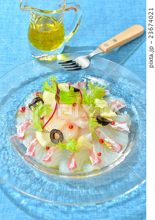 イタリアン料理、真鯛と帆立貝柱のカルパッチョ。（冷製前菜） 23674021