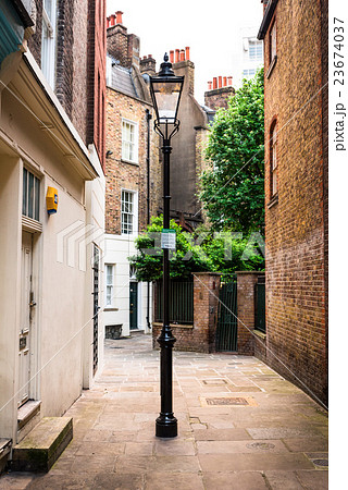 ロンドン 路地裏の街灯の写真素材