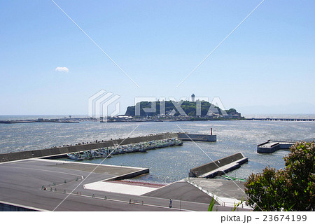 腰越漁港と江の島 23674199