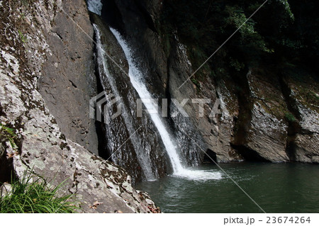 滝と岩 23674264