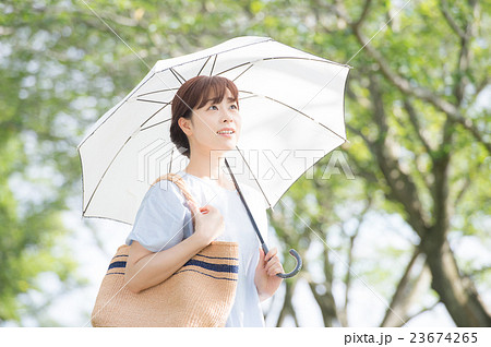 日傘をさす女性 23674265