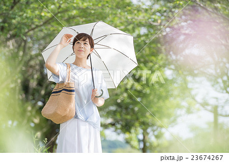 日傘をさす女性の写真素材