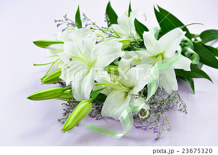 白ゆりの花束の写真素材