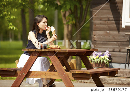 ソフトクリームを食べる女性 ソフトクリームを食べる女性 23679177