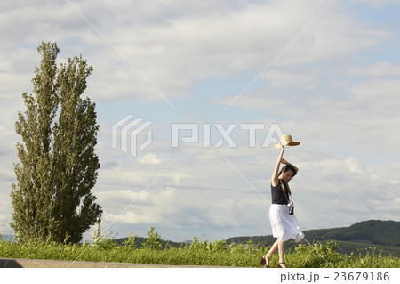 一人旅をする女性 一人旅をする女性 23679186