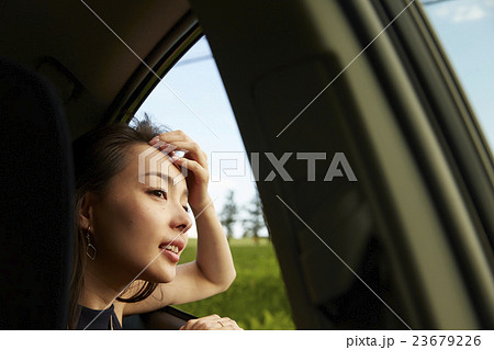 一人旅をする女性 23679226